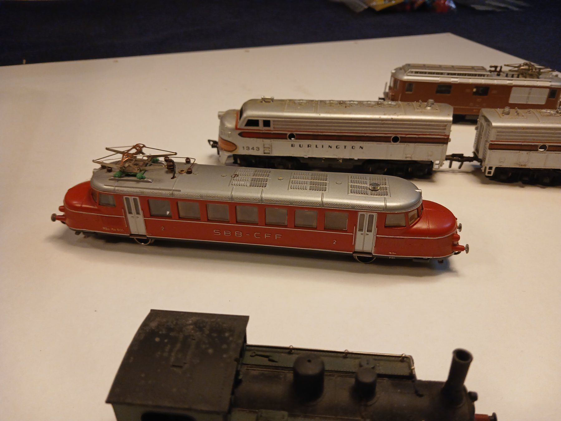 Modellini di ferrovie: 5 H0 Modeleisenbahn Loks – Usato da Rüfenacht BE venduto da zur_2s9l 3