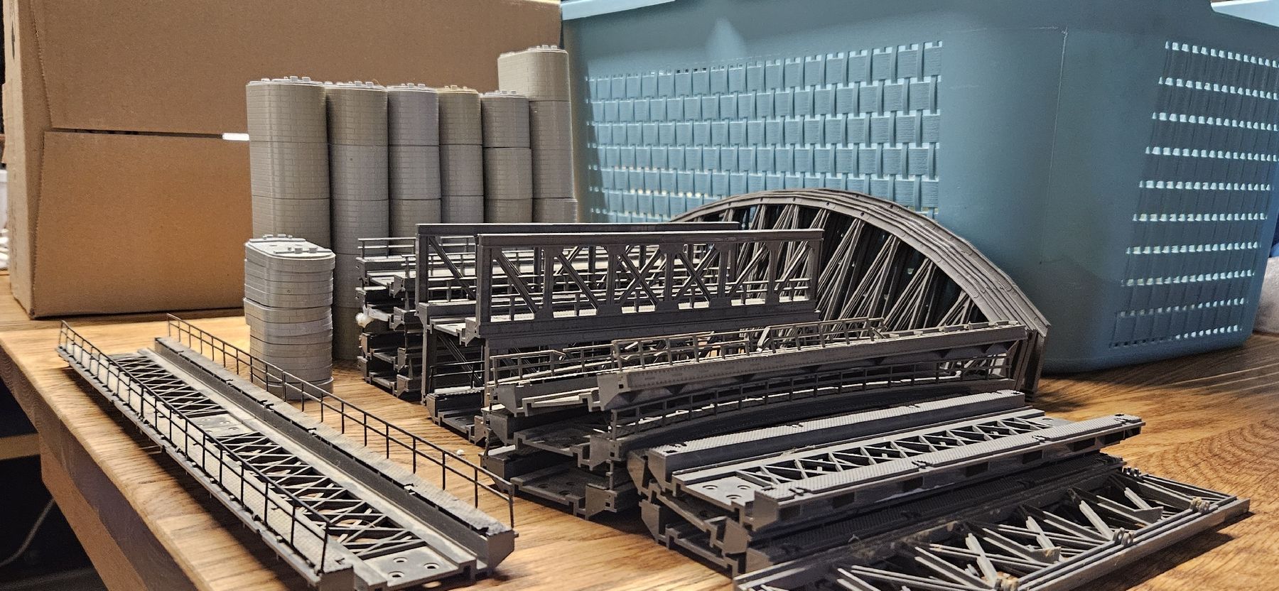 Märklin Modellini di ferrovie: Grosse Sammlung Modellbau Brückenteile, Grau. – Usato da Matten b. Interl venduto da fla_s8sd 2