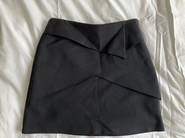 Zara Jupes: Mini-jupe noire Zara  taille XS – D'occasion à Marin-Epagnier par rchouchouu