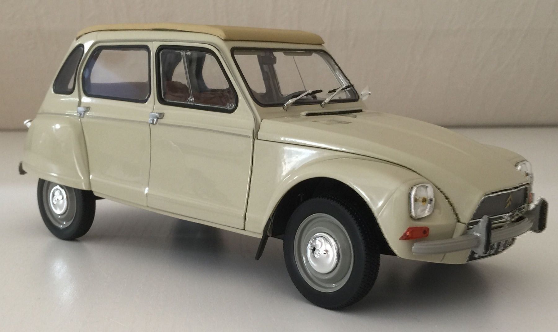 Citroën Modellautos: Citroen Dyane 6, beige, 1:18 – Neu und originalverpackt aus Erlenbach im Simmental von Model_box 6