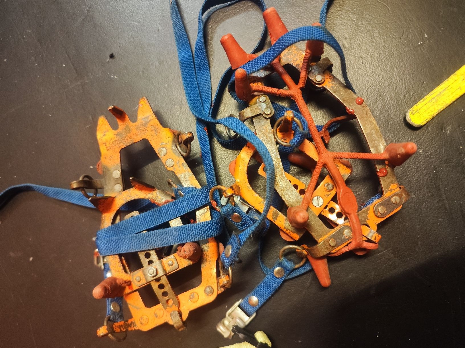 Altro in Alpinismo & Escursioni: Ice Climbing Gear Crampons Ice Axe & Nuts Set – Usato da Grindelwald venduto da vla_z6zz 4