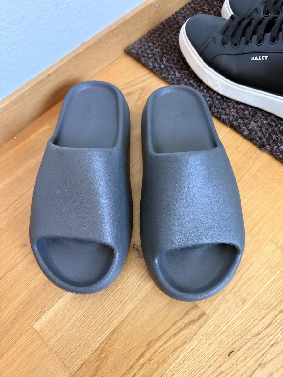 Adidas Scarpe da uomo: Adidas Yeezy Slide Anthrazit Grösse 44 – Nuovo (secondo la descrizione) da Stäfa venduto da Laafit