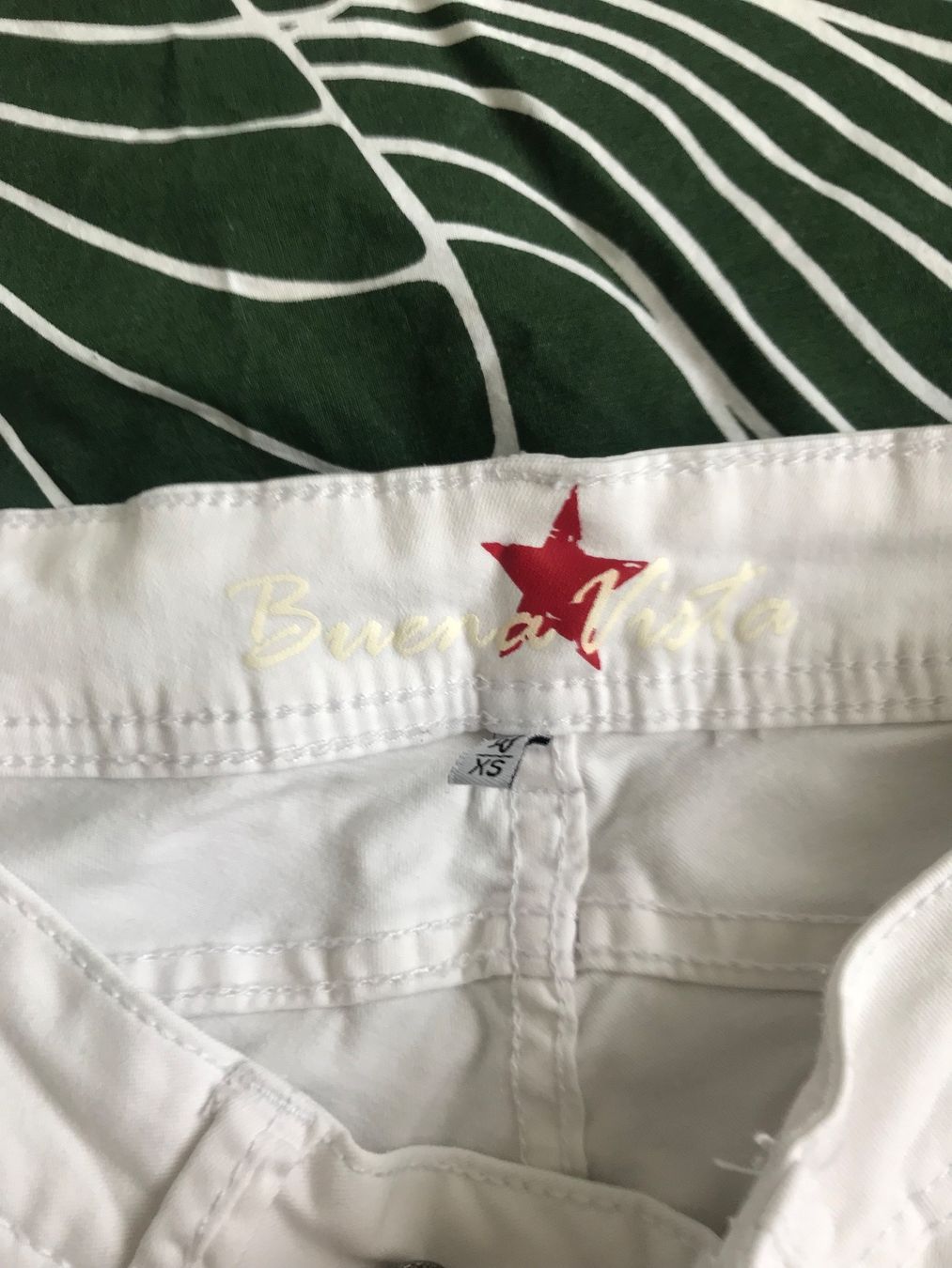 Pantaloni: Shorts Damen weiss Grösse XS – Usato da Au/ZH venduto da markthallerapperswil 3