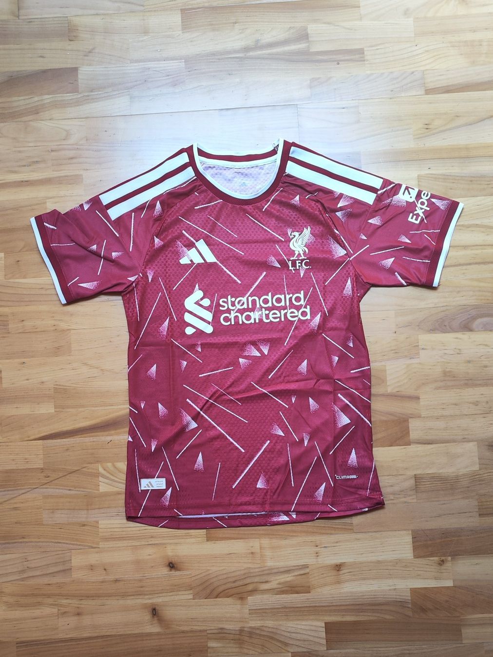 Adidas Leibchen & Hosen: Liverpool Heimtrikot 2026/27 – Neu (gemäss Beschreibung) aus Breitenbach von Lqris