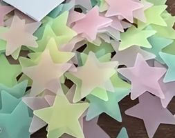 30 Leuchtende Sterne für Kinderzimmer (ca 3 cm gross)