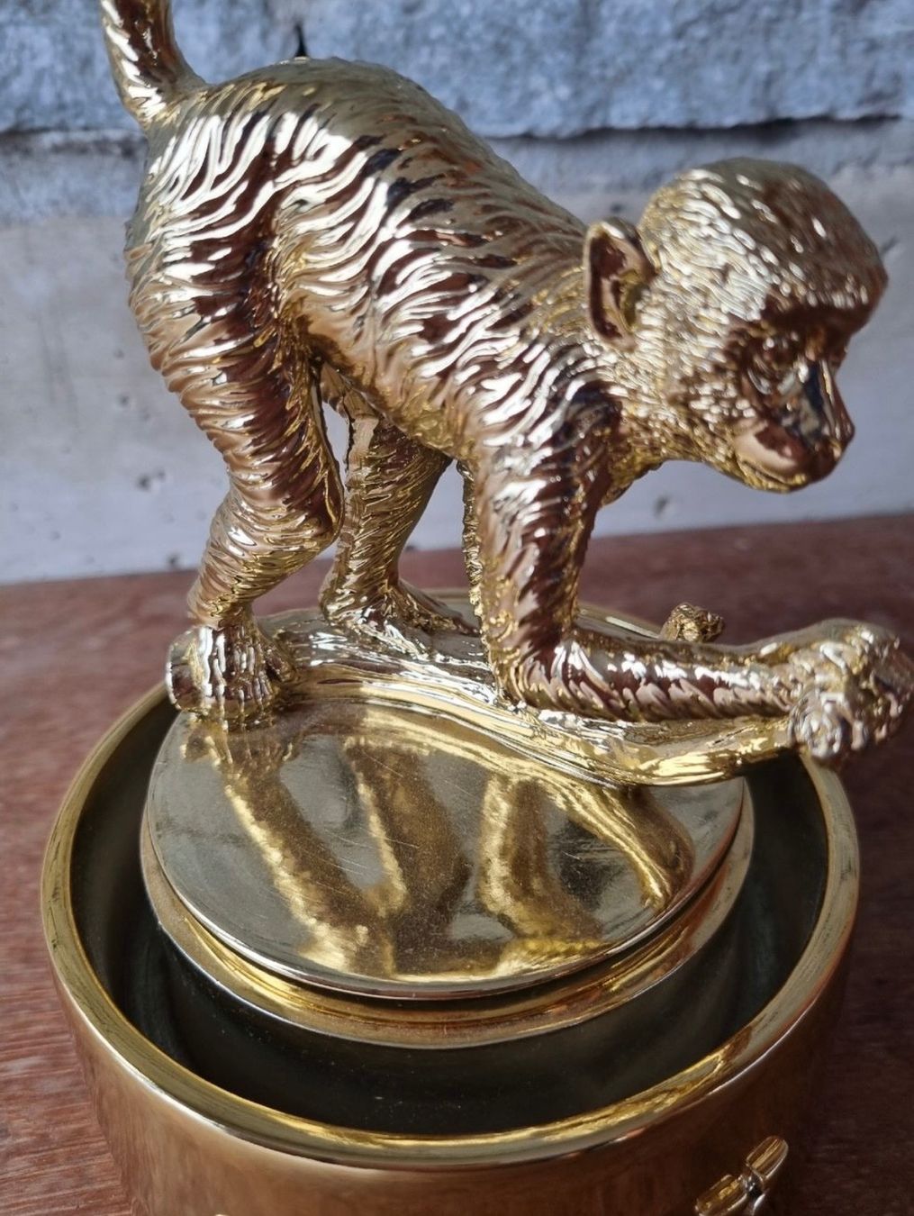 Figuren: BALLY - Affenstatue, Deko in Gold – Gebraucht aus St. Gallen von Floomer 2