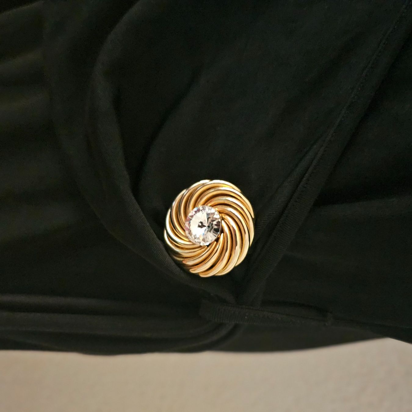 Kleider: Kleid schwarz Grösse 46mit Schmuckkn opf – Neu (gemäss Beschreibung) aus wolfhalden von 46464646 4