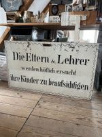 Altes Metallschild mit doppelseitigem originellem Text