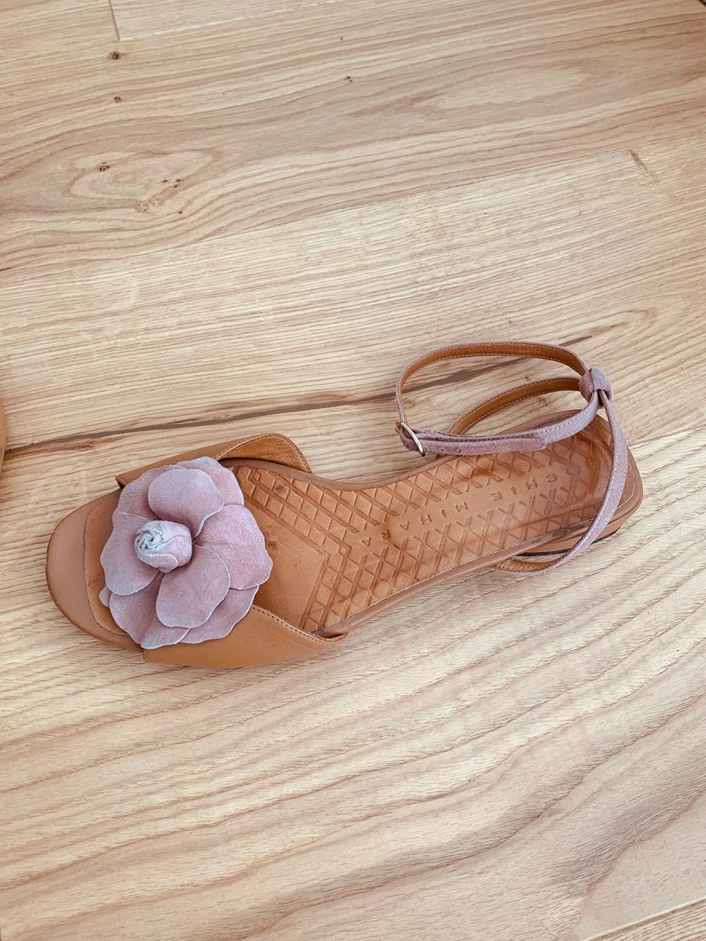 Chie Mihara Scarpe da donna: Chie Mihara Sandale mit Blume Gr. 38.5 – Usato da Thun venduto da Crown7 2