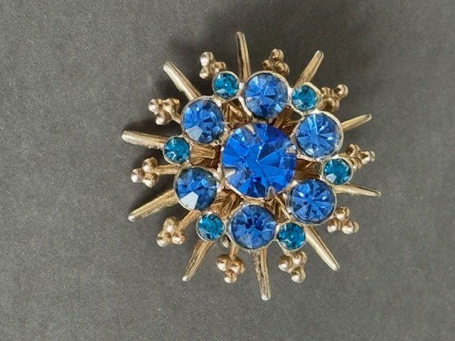 Spille & Fermagli: Vintage Brosche, goldfarben mit blauen Strasssteinen – Usato da Honau venduto da Ritika