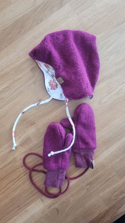 Wollwalkmütze und -handschuhe