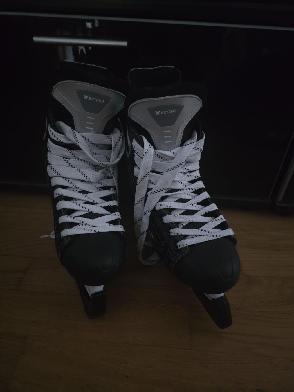 Pattini da ghiaccio: Eishockeyschlittschuhe Grösse 44 Marke Extend – Nuovo (secondo la descrizione) da Uzwil venduto da Nightangel2103 1