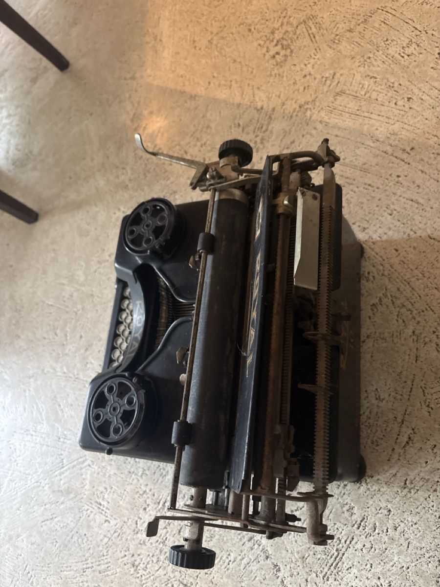 Macchine da scrivere: Machine à écrire Royal ancienne, objet de collection  – Usato da Vernier venduto da Judge63 4