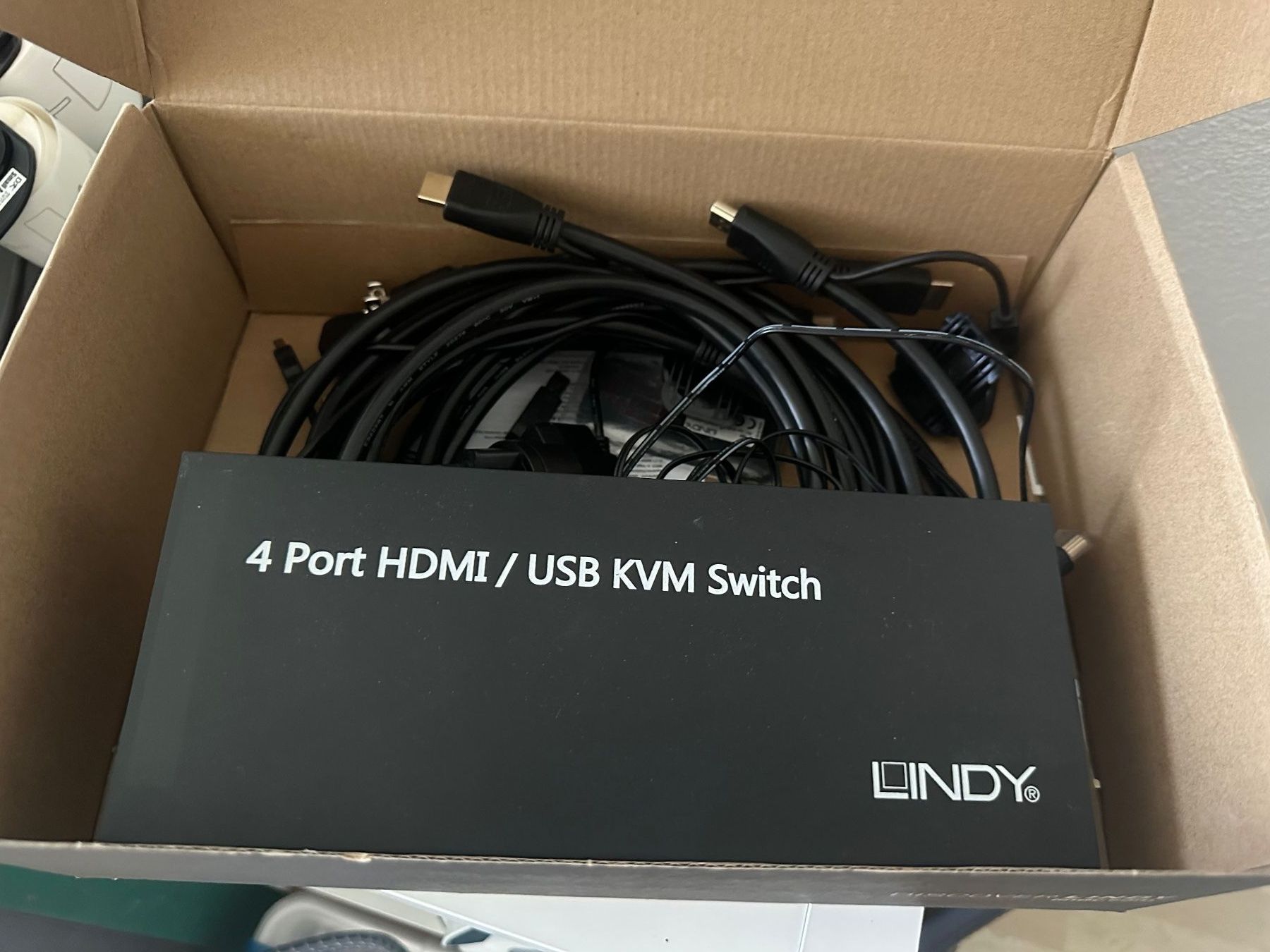 Hubs & Switches: KVM Switch – D'occasion à Pfäffikon ZH par AnjaAlbertin