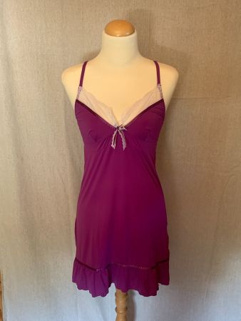 Lila Spitzen-Nachthemd im Slip-Dress-Stil Babydoll