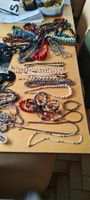 Collection de colliers, bracelets, et boucle d'oreilles