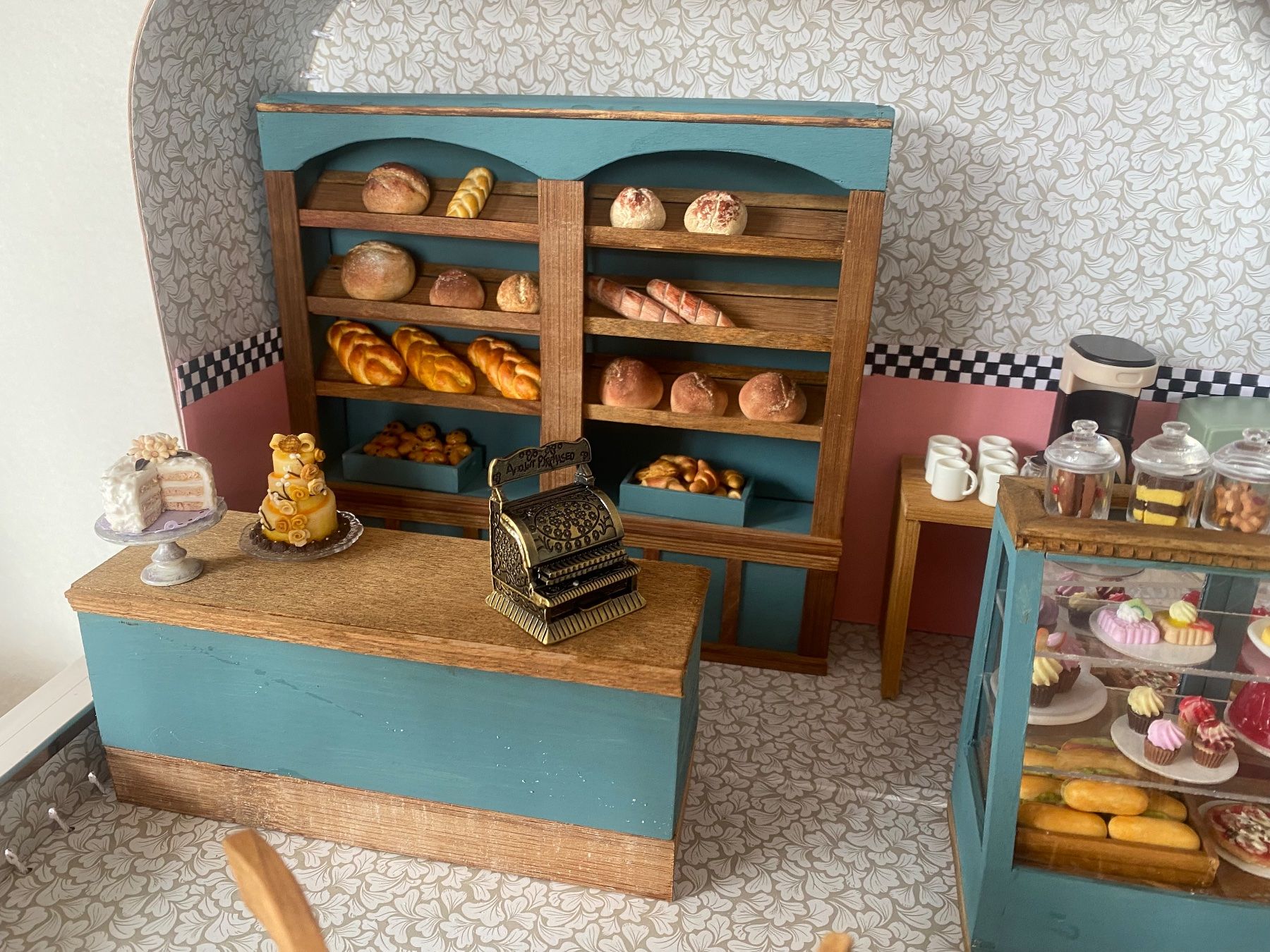 Puppenhäuser & -möbel: Wunderschöne Bäckerei im Köfferchen – Neu (gemäss Beschreibung) aus Walterswil SO von Weihnachtswichtel.ch 4