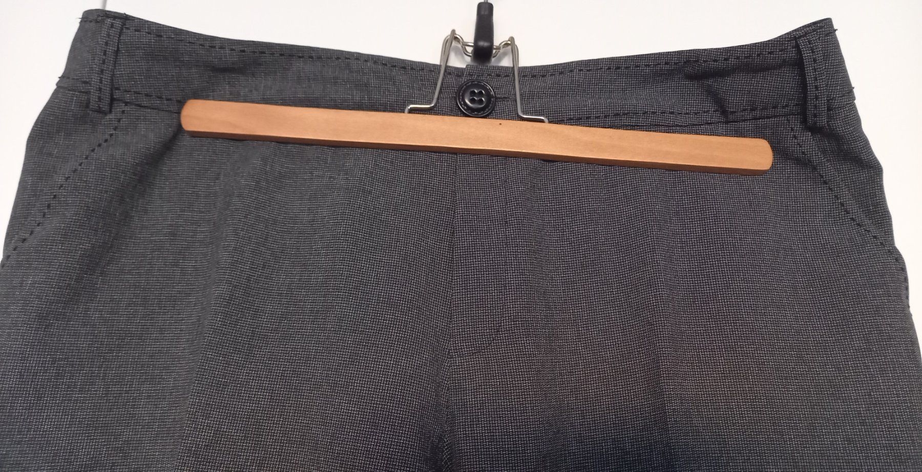Pantaloni: Pantalon gris T46 – Usato da Genève venduto da cle_vk5j 2