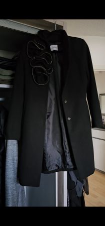 Schwarzer Mantel