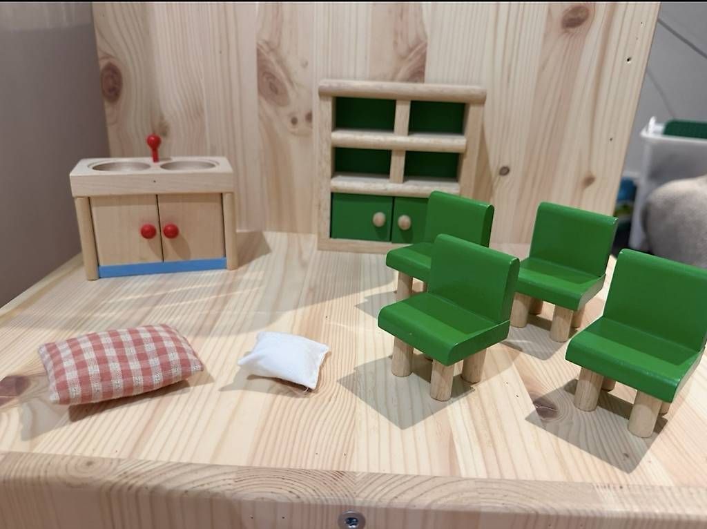 Maisons & Meubles de poupées: Puppenhaus mit Möbel – D'occasion à Niederhasli par des_f82m 1