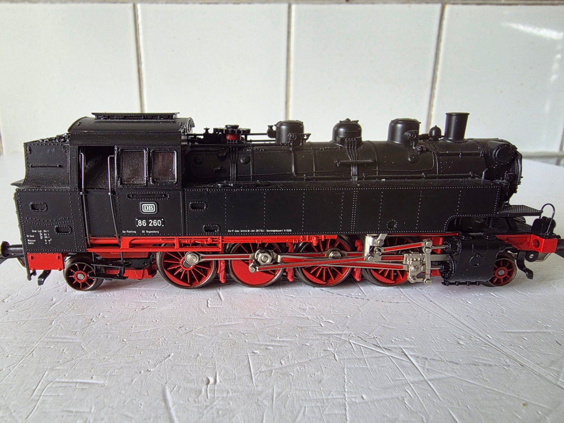 Märklin Modellini di ferrovie: Tenderlok DB, BR 86, Lok-Nr. 86 260 – Usato da Seuzach venduto da Loeckeli01 3