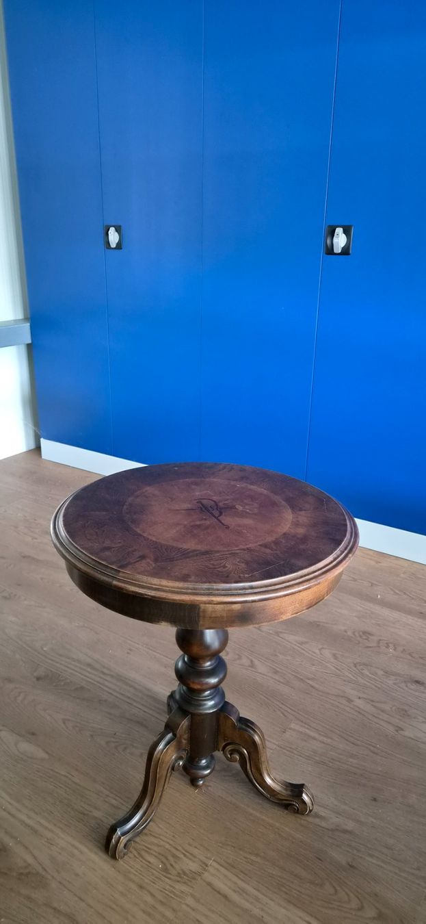 Tables: Antiker Beistelltisch – D'occasion à Cudrefin par waibel-mobil-homes