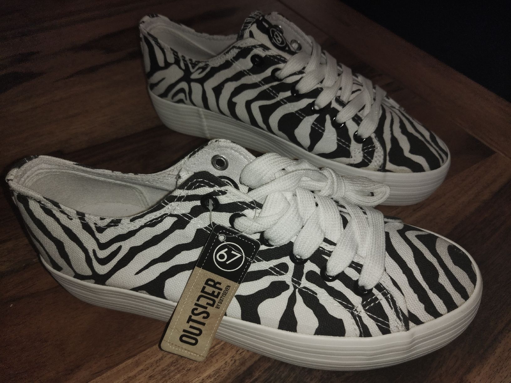 Damenschuhe: Zebra Sneaker Outsider Gr. 38 Neu! – Neu (gemäss Beschreibung) aus Marbach SG von Velioris