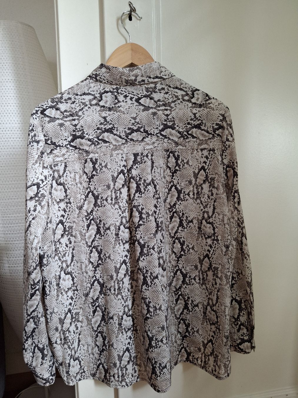 Mango Blusen: Chemisier Mango motif serpent – Gebraucht aus Lausanne von Cognitia 2