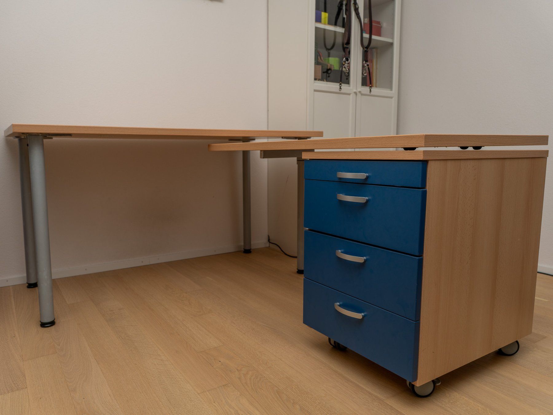 Pfister Scrivanie: Schreibtisch L-Form mit Rollcontainer Buche Optik – Usato da Schaffhausen venduto da Dryzeh 1