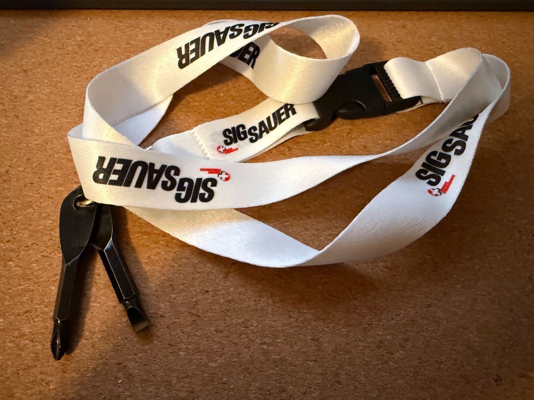 Sig Sauer Tutti gli attrezzi: Sig Sauer Lanyard mit Schraubenziehern – Nuovo (secondo la descrizione) da Burgdorf venduto da d-noize