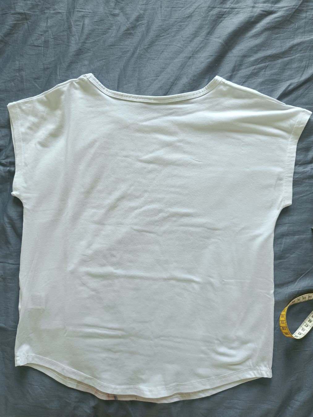 T-shirt: White t-shirt with blue flowers – Usato da Rotkreuz venduto da Prelovedswitzerland 2