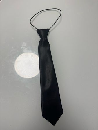 Elegante schwarze Krawatte, geeignet für Kinder oder Damen