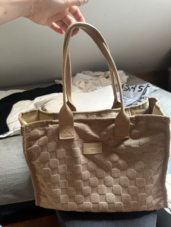 Trendige Handtasche im Schachbrettmuster – Herbst-Look!