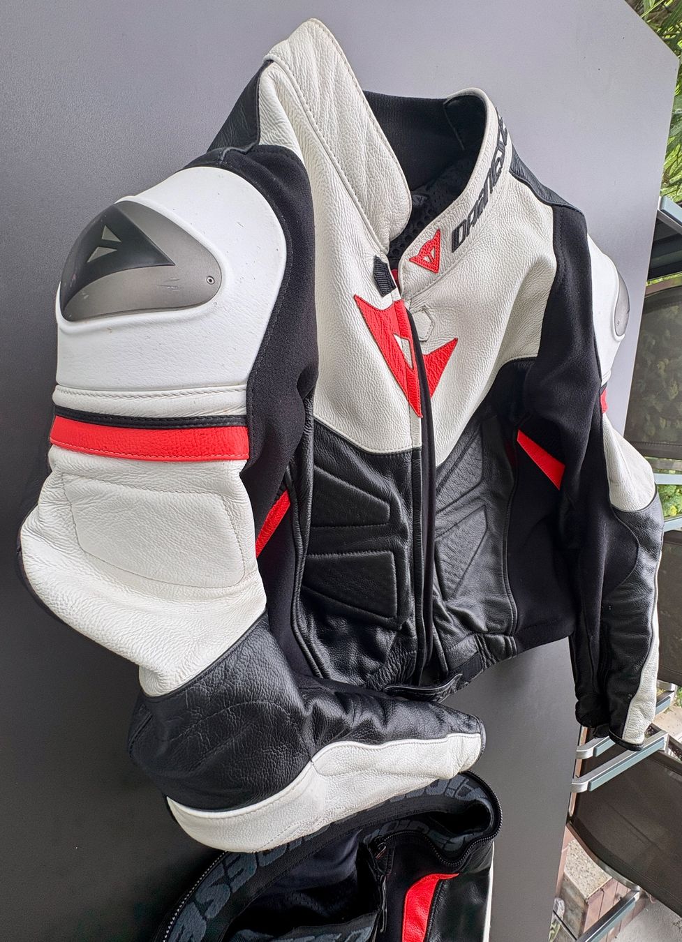 Completi: Dainese Avro D2 Lederkombi Gr. 52 – Usato da Frick venduto da Martaen 2