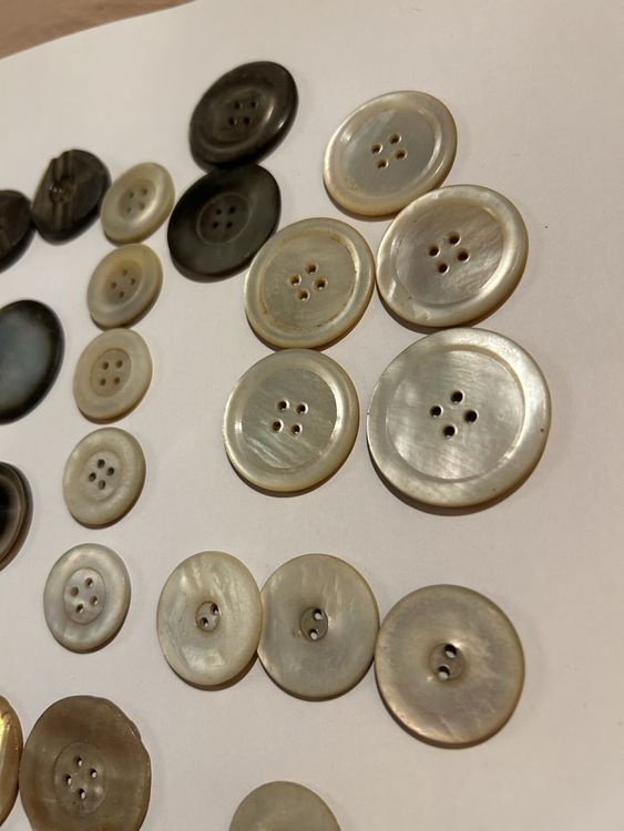 35 pièces antiques abalones boutons (Gebraucht) in Grimisuat für CHF 75 ...