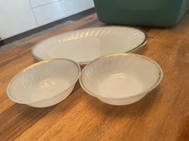 Set 3 Fire-King Milchglas Swirl mit Goldrand