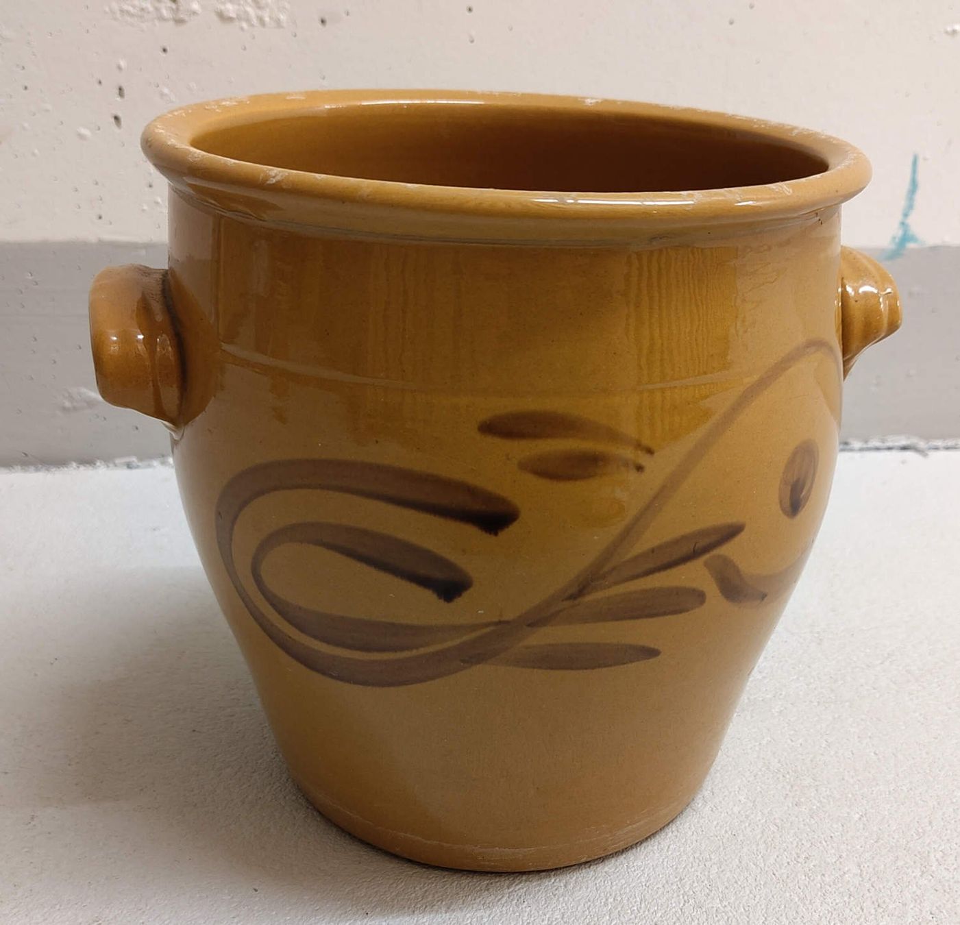 Pots de fleurs: brauner Pflanzenübertopf mit Griffen und Muster – D'occasion à Zürich par kba_579s