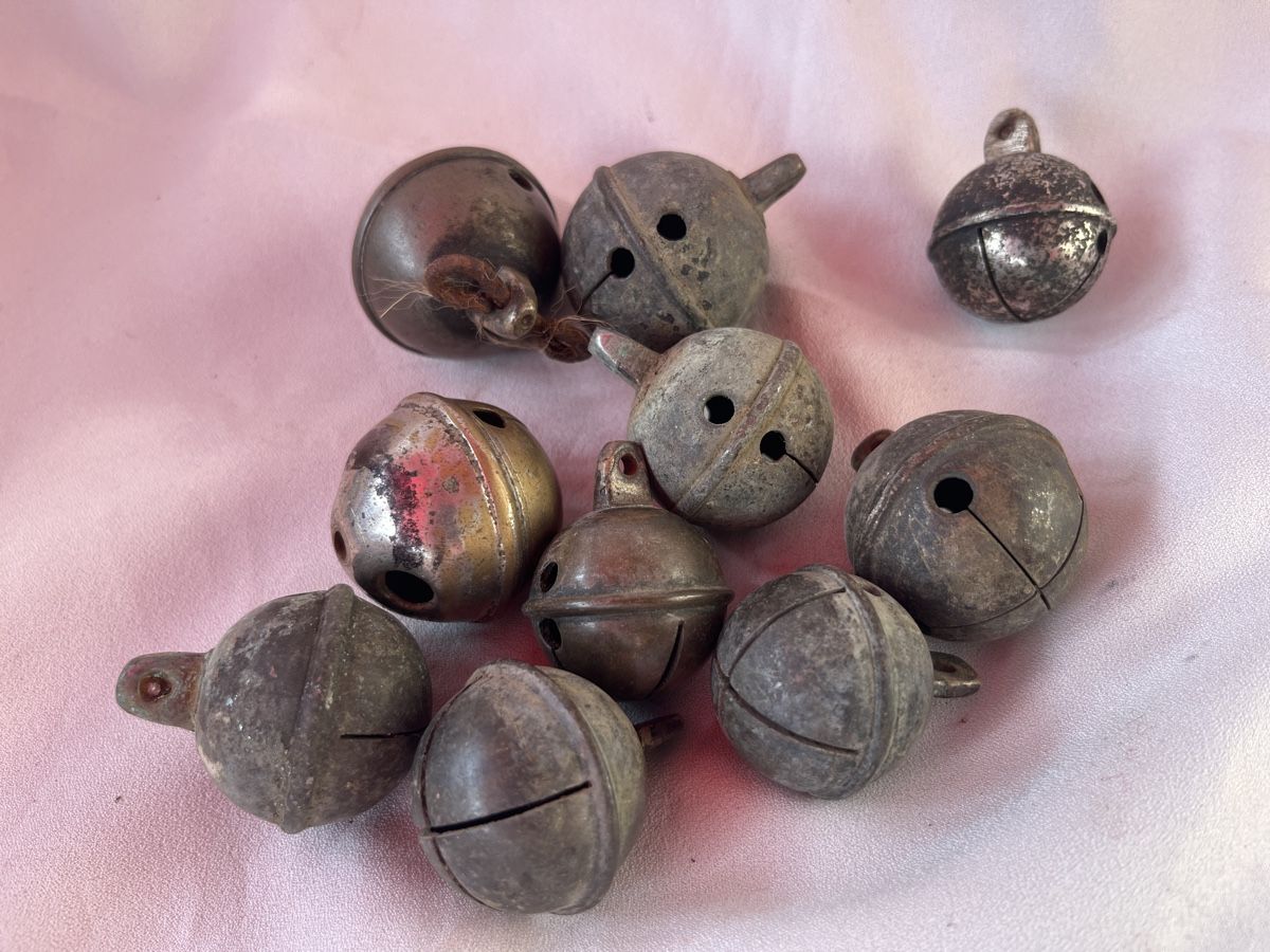 Cloches & sonnailles: 10 alte Glöckchen ziegenglöckchen Pferdegeläut – D'occasion à Brienz BE par hey_z9vg