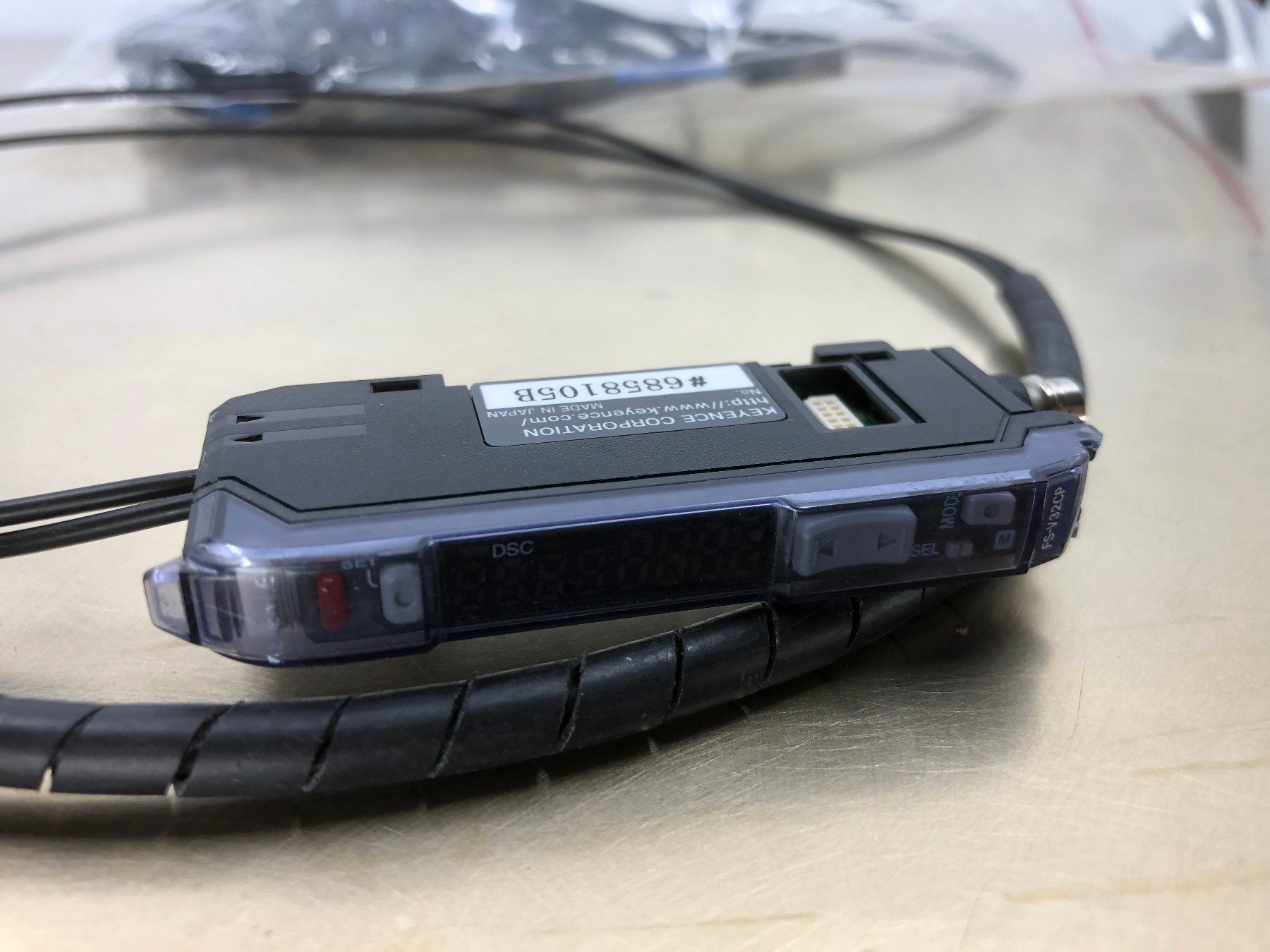 Componenti elettronici: Lichtleiter KEYENCE FS-V32CP & Keyence FU-11 – Usato da Laufenburg venduto da Sirluger
