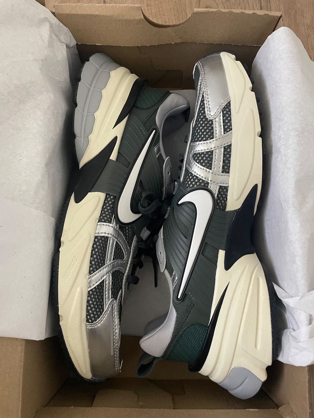 Nike Scarpe da uomo: Nike Turnschuhe V2K RUN Gr. 43 NEU! – Nuovo (secondo la descrizione) da Waltenschwil venduto da hansnine 5