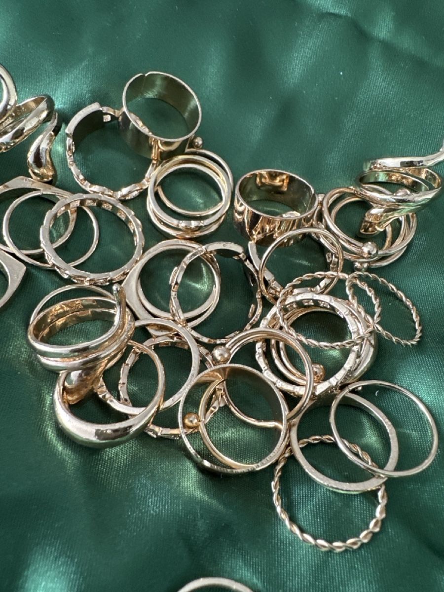 Anelli: 40 Stk. Goldfarbene Ringe, Modeschmuck, versch. Grössen, Top – Nuovo (secondo la descrizione) da Dietikon venduto da vithya88 1