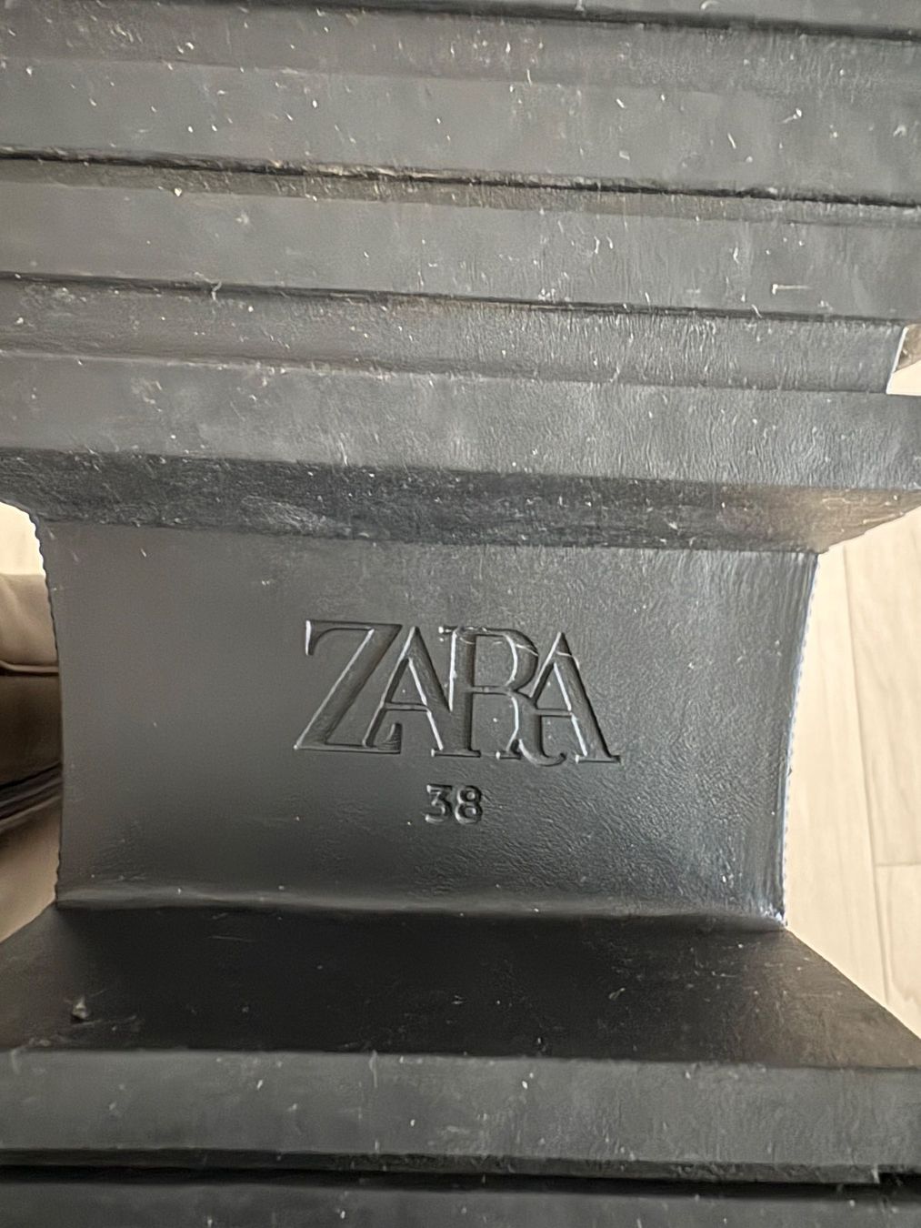 Zara Scarpe da donna: Neuwertige Zara Leder-Boots Gr.38 – Nuovo (secondo la descrizione) da Gossau SG venduto da Black-Queen 5