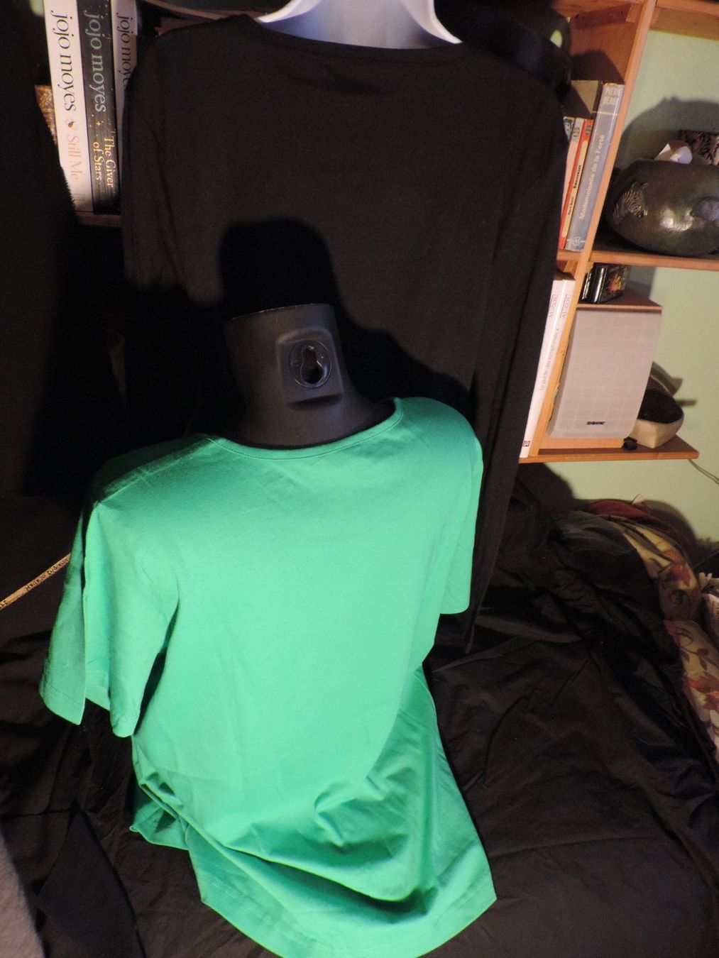 Lotti di vestiti: 2 t-shirt noir et vert – Usato da Genève venduto da Axelle333 7