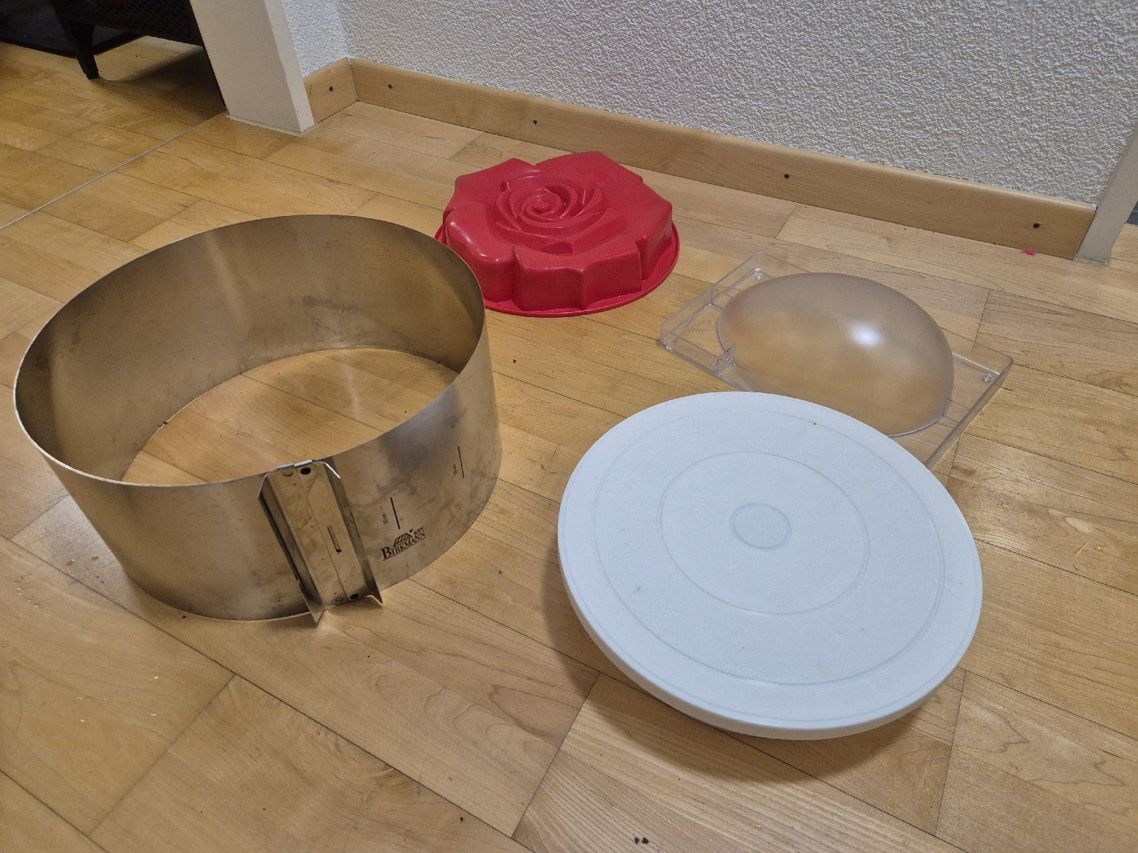 Teglie da forno: Backzubehör-Set: Drehscheibe, Rose, Eiform & Tortenring – Usato da Winterthur venduto da hannesgehring 1