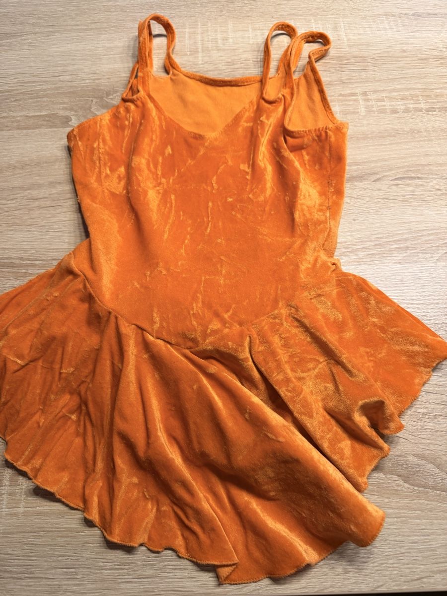 Scarpe, pantaloni & magliette da ginnastica: Samt Kürkleid Orange, Gr. 152! – Usato da Trimbach venduto da Schwaenchen 2