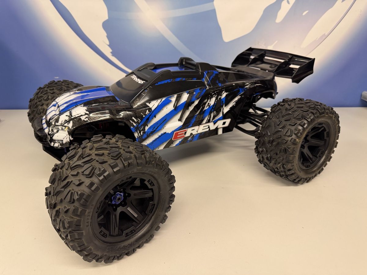 Traxxas Modellismo RC: Traxxas E-Revo 2.0 mit Lipos und Tuning – Usato da Bürglen TG venduto da Aruban