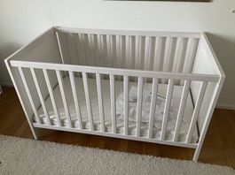 IKEA Sundvik Babybett weiss, inkl. Naturmatratze und Zubehör