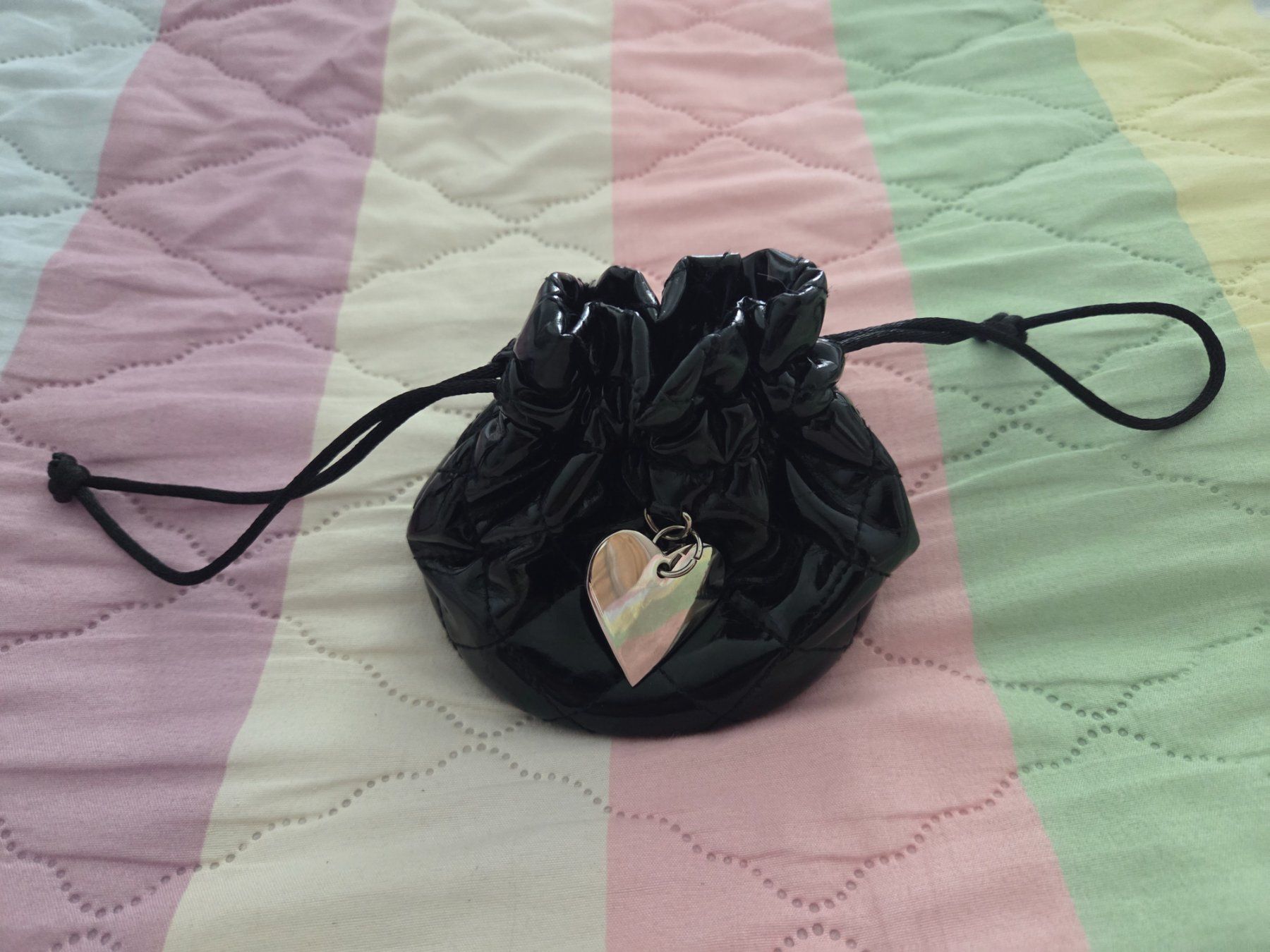 Guess Borse: GUESS Mini Beuteltasche / Kosmetiktäschchen Schwarz Lack – Usato da Abtwil AG venduto da MaVo.0710