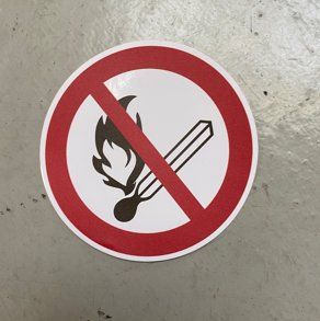 Sticker: Aufkleber: Feuerungsverbot – Nuovo (secondo la descrizione) da Alpnach-Dorf venduto da Hess-Automobile