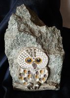 Eule Figur istcein Schweizer Handarbeit auf Andeerer-Granit